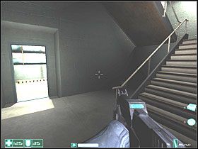 Dotrzesz do ciała technika, ma on przy sobie Strzelbę bojową VK-12 oraz dwa Granaty - Zła woda (1) | Interwał 03-C | FEAR - F.E.A.R.: First Encounter Assault Recon - poradnik do gry