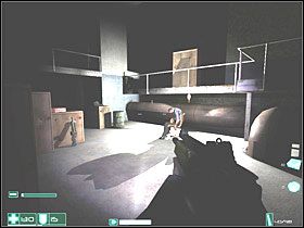 Drzwi po lewej są zablokowane, lecz można wyważyć kratkę i wejść do szybu wentylacyjnego - Zła woda (2) | Interwał 03-C | FEAR - F.E.A.R.: First Encounter Assault Recon - poradnik do gry