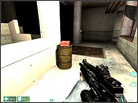 Trafisz do pokoju w kształcie litery L, wyjdź przez drzwi i weź dwa Granaty oraz oparty o ścianę 10 mm HV Penetrator - Zła woda (3) | Interwał 03-C | FEAR - F.E.A.R.: First Encounter Assault Recon - poradnik do gry