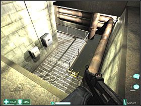 Po lewej jest wejście - musisz przykucnąć, by przedostać się pomiędzy rurami - Zła woda (3) | Interwał 03-C | FEAR - F.E.A.R.: First Encounter Assault Recon - poradnik do gry