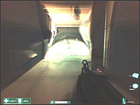 W końcu dojdziesz do drzwi, zanim jednak je otworzysz, zabierz 10 mm HV Penetratora z prawej - Exeunt Omnes (1) | Interwał 03-D | FEAR - F.E.A.R.: First Encounter Assault Recon - poradnik do gry