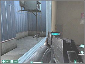 Na skrzynce pod oknem jest Lekki pancerz i Apteczka , a obok Karabin szturmowy G2A2 - Exeunt Omnes (4) | Interwał 03-D | FEAR - F.E.A.R.: First Encounter Assault Recon - poradnik do gry