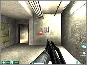 Dotrzesz do stolika - jest na nim Lekki pancerz , Apteczka , Pistolet maszynowy RPL , a obok - Karabin szturmowy G2A2 - Awantura na lotnisku (3) | Interwał 04-A | FEAR - F.E.A.R.: First Encounter Assault Recon - poradnik do gry