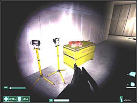 Pod lewą ścianą w dwóch miejscach można znaleźć Apteczki - musisz jednak mieć włączoną latarkę by je zauważyć - Obserwatorzy (5) | Interwał 04-B | FEAR - F.E.A.R.: First Encounter Assault Recon - poradnik do gry