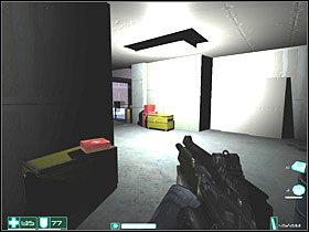 Po drugiej stronie tego pomieszczenia także jest ekwipunek - 10mm HV Penetrator i Lekki Pancerz - Bishop (4) | Interwał 05-A | FEAR - F.E.A.R.: First Encounter Assault Recon - poradnik do gry