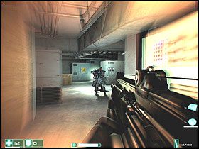 Wejdź po krótkich schodach, potem przez drzwi - szybko ukryj się za generatorem po prawej - Ślepa strona (1) | Interwał 05-B | FEAR - F.E.A.R.: First Encounter Assault Recon - poradnik do gry