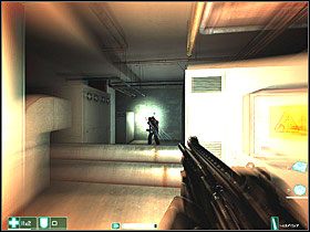 Po prawej, obok skrzynek leży 10mm HV Penetrator - Ślepa strona (1) | Interwał 05-B | FEAR - F.E.A.R.: First Encounter Assault Recon - poradnik do gry