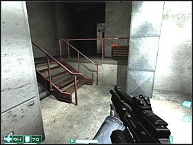 Po lewej będzie dużo ekwipunku: Apteczka , Lekki pancerz , Karabin szturmowy G2A2 , Pistolet AT-14 i dwa Granaty - Ślepa strona (1) | Interwał 05-B | FEAR - F.E.A.R.: First Encounter Assault Recon - poradnik do gry