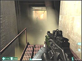 Tu zabierz Apteczkę ze ściany w lewej odnodze korytarza - Ślepa strona (3) | Interwał 05-B | FEAR - F.E.A.R.: First Encounter Assault Recon - poradnik do gry