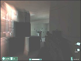 Obok jest zejście na dół - skorzystaj z niego, a z pomieszczenia do którego trafisz zabierz Apteczkę i Wzmacniacz odruchów - Nieupoważniony personel (3) | Interwał 06-B | FEAR - F.E.A.R.: First Encounter Assault Recon - poradnik do gry