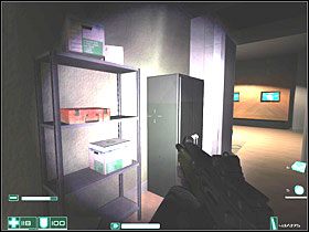 W środku wisi telefon - odsłuchaj wiadomości, a potem przejdź wąskim przejściem łączącym ten pokój i korytarz - Alice Wade (2) | Interwał 07-A | FEAR - F.E.A.R.: First Encounter Assault Recon - poradnik do gry