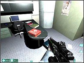 Tak czy inaczej wskocz przez szybę do pokoju po prawej (uważaj, bo może tam stać przeciwnik) - Alice Wade (4) | Interwał 07-A | FEAR - F.E.A.R.: First Encounter Assault Recon - poradnik do gry