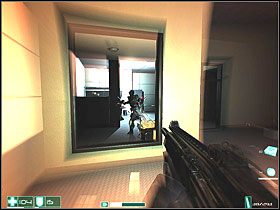 Wyjdź z pokoju, ale uważaj na ciężko opancerzonego - załatw go taką samą metodą, co poprzednio, z użyciem miotacza cząstek - Alice Wade (5) | Interwał 07-A | FEAR - F.E.A.R.: First Encounter Assault Recon - poradnik do gry