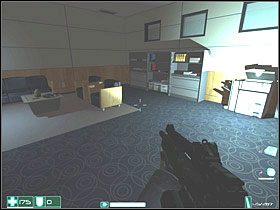 Na stoliku stoi laptop - zgraj dane, a potem idź dalej korytarzem - Lot (2) | Interwał 07-B | FEAR - F.E.A.R.: First Encounter Assault Recon - poradnik do gry