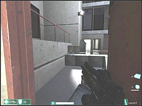 Po prawej na ścianie wisiała będzie Apteczka - Lot (3) | Interwał 07-B | FEAR - F.E.A.R.: First Encounter Assault Recon - poradnik do gry