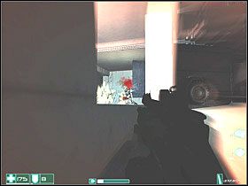 Znajdziesz tutaj dwie Apteczki na stertach desek po lewej i prawej - Lot (5) | Interwał 07-B | FEAR - F.E.A.R.: First Encounter Assault Recon - poradnik do gry