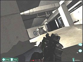 Tu może być nieco trudniej, przeciwnicy mają więcej miejsc do ukrycia się (kolumny plus dwie ciężarówki) - Lot (5) | Interwał 07-B | FEAR - F.E.A.R.: First Encounter Assault Recon - poradnik do gry