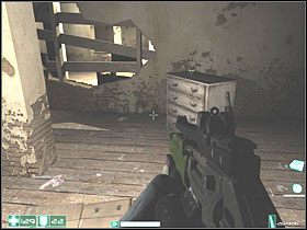 W pokoju po lewej znajdziesz na kanapie Minę zbliżeniową i Apteczkę - Miejska zgnilizna (1) | Interwał 08-A | FEAR - F.E.A.R.: First Encounter Assault Recon - poradnik do gry