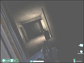 Znów się odwróć - po prawej będą drzwi i okno zabite deskami - Miejska zgnilizna (2) | Interwał 08-A | FEAR - F.E.A.R.: First Encounter Assault Recon - poradnik do gry