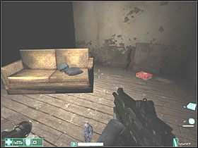 Zbierz broń zabitych wcześniej przeciwników, a potem wejdź do pokoju po prawej - Miejska zgnilizna (2) | Interwał 08-A | FEAR - F.E.A.R.: First Encounter Assault Recon - poradnik do gry