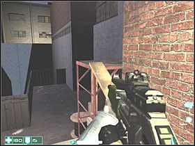 Przed wyjściem pokonasz kolejną grupę, która przeskoczy przez płot - Wejście (2) | Interwał 08-B | FEAR - F.E.A.R.: First Encounter Assault Recon - poradnik do gry