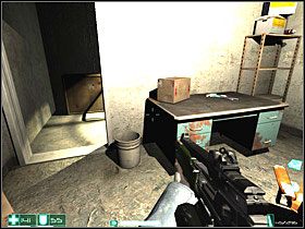 Po lewej, na drewnianej skrzynce są dwie Miny zbliżeniowe - Wejście (3) | Interwał 08-B | FEAR - F.E.A.R.: First Encounter Assault Recon - poradnik do gry