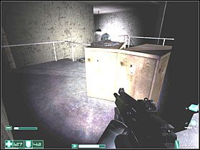 Wejdź schodami po prawej na górę, przejdź przez most - uważaj, z drugiej strony wybiegnie dwóch przeciwników, obaj uzbrojeni w Karabiny szturmowe G2A2 - Wejście (4) | Interwał 08-B | FEAR - F.E.A.R.: First Encounter Assault Recon - poradnik do gry