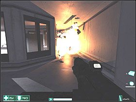 W pokoju na łóżkach znajdziesz Wzmacniacz odruchów , Lekki pancerz i Działko powtarzalne MP-50 - Piesek salonowy (2) | Interwał 09-A | FEAR - F.E.A.R.: First Encounter Assault Recon - poradnik do gry