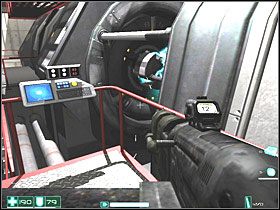 W tym pokoju jest urządzenie, które transportuje beczki na dół - Obejście (4) | Interwał 09-B | FEAR - F.E.A.R.: First Encounter Assault Recon - poradnik do gry