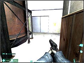 Po lewej, pod ścianą, leżą dwa Pistolety maszynowe RPL - Punkt zero (1) | Interwał 11 | FEAR - F.E.A.R.: First Encounter Assault Recon - poradnik do gry