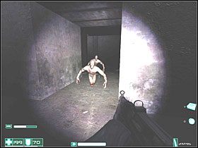 Idź teraz na drugą stronę tego pomieszczenia, pod zabarykadowanymi podwójnymi drzwiami znajdziesz Apteczkę i Lekki pancerz - Punkt zero (2) | Interwał 11 | FEAR - F.E.A.R.: First Encounter Assault Recon - poradnik do gry