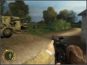 Zaraz za budynkiem jest porzucony Flak 88mm (armata p-lot) przy transporterze. Zniszcz go podkładając ładunek wybuchowy a potem biegnij drogą którą widzisz po prawej (wszyscy Twoi ludzie za Tobą). Po lewej stronie zobaczysz kolejnego Flaka (tym razem obsadzonego przez Niemców), który otworzy do Was ogień (pierwszy pocisk przewróci drzewko po lewej koło płotu).Pojawią się też (również po lewej) Fryce, którzy wskoczą do pobliskiego leja. - [Solucja] Rozdział 10 Hedgerow Hell cz.2 - Brothers in Arms: Earned in Blood - poradnik do gry