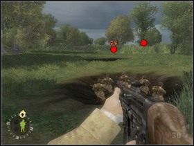 Nie zatrzymuj się jednak tylko zasuwaj dalej aż do krateru tuż przy drodze. Umieść w nim wszystkich swoich ludzi i każ strzelać do Fryców w kraterze naprzeciw. Jeśli Twoi ludzie ich nie zastrzelą możesz wrócić na lewo i pobiec do płotu przy drzewie, które przewróciła armata p-lot a zza niego wrzucić Frycom do krateru niespodziankę (granat). Uważaj jednak aby nie oberwać od Flaka bo to ryzykowny manewr. - [Solucja] Rozdział 10 Hedgerow Hell cz.2 - Brothers in Arms: Earned in Blood - poradnik do gry