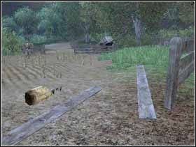 Kierując się żółtą strzałką na kompasie dojdziesz w końcu do rozwalonego płotu przy którym leży Twój plecak i karabinek M1. Podnieś go. - [Solucja] Rozdział 1 Roses all the way cz.1 - Brothers in Arms: Earned in Blood - poradnik do gry