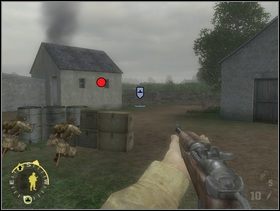 Po ich sprzątnięciu ustaw swoje wsparcie za płotkiem (obrazek) i rozkaż przydusić ogniem drugą sekcję Fryców. Sam, razem ze szturmanami, zajdż Niemiaszków z prawej (mijając z tej samej strony swoją sekcję wsparcia). Musisz to zrobić szybko i zdecydowanie bo Fryce lubią przenieść się na prawo a wtedy będzie problem z ich likwidacją. - [Solucja] Rozdział 3 Three Patrol Action cz.2 - Brothers in Arms: Earned in Blood - poradnik do gry