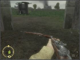 Wejdź do stodoły i podnieś leżący w wejściu karabin wyborowy K98. Za progiem, na wprost stodoły jest stanowisko karabinu maszynowego MG42. Cały czas wokół wybuchają też niemieckie granaty możdzierzowe. Musisz więc działać szybko i zdecydowanie. - [Solucja] Rozdział 4 Hells Corners cz.2 - Brothers in Arms: Earned in Blood - poradnik do gry