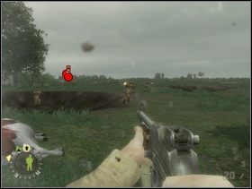 Najlepiej chyba jest wybiec szybko ze stodoły i skierować się od razu na prawo, do pobliskich lejów - najpierw umieścić sekcję wsparcia w najbliższym leju i rozkazać jej przydusić do ziemi najbliższych Niemców po tej stronie. Sekcję szturmową chwilę potem powinieneś umieścić w kraterze kawałek dalej i również kazać jej ostrzeliwać Szkopów. Sam (siedząc w kraterze razem ze swoimi szturmanami) możesz wykończyć hitlerowców próbujących wskoczyć do innych pobliskich lejów granatem równocześnie przywołując do siebie wsparcie (aby wyszło ze strefy ostrzału MG42). - [Solucja] Rozdział 4 Hells Corners cz.2 - Brothers in Arms: Earned in Blood - poradnik do gry