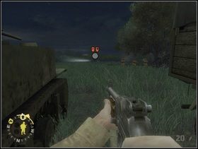 Potem ustaw Stuarta (swój czołg lekki) koło stojącej niedaleko niemieckiej ciężarówki a swoich kolegów za kłodą trochę dalej i po prawej. Każ położyć ogień na stanowisko niemieckiego moździerza w oddali. Sam obejdź je z lewej lub z prawej i wybij obsługę. Możesz też wdrapać się na swoją puszkę, chwycić za karabin maszynowy i pojechać tam zasypując wroga gradem kul. - [Solucja] Rozdział 5 Chateau Colombieres cz.3 - Brothers in Arms: Earned in Blood - poradnik do gry