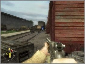 Przywołaj wszystkich swoich żołnierzy, zrób zwrot w lewo o 90 stopni i ruszaj pomiędzy wagonami kolejowymi wzdłuż magazynu po lewej stronie. Ustawiaj żołnierzy za wagonami i każ ostrzeliwać Fryców środku. - [Solucja] Rozdział 7 Eviction Notice cz.2 - Brothers in Arms: Earned in Blood - poradnik do gry