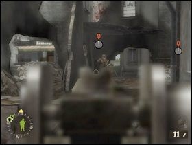 ... obejdź wroga z prawej i wykończ wszystkie trzy grupki Niemców. Potem wróć do kolegów, posuwaj się dalej ulicą aż do jej zablokowanego końca (uważaj, z boku po lewej jest stanowisko MG42, nie wejdź mu niechcący pod lufę). - [Solucja] Rozdział 8 Close Quarters cz.1 - Brothers in Arms: Earned in Blood - poradnik do gry