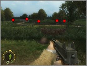Kiedy będziesz przebiegał przez drogę oczom Twoim ukaże się zachwycający widok - w 3 d***y i trochę Szkopów. Druga czerwona kropka od prawej to stanowisko MG42, druga od lewej - transporter również z MG42, pozostałe - piechota. Szkopami skrajnie po lewej się nie przejmuj - obiegną Cię z lewej strony ale póki co są za żywopłotem i nic Ci nie zrobią. Wywal za pomocą ładunku wybuchowego dziurę w żywopłocie na wprost (podłóż go pod tym brązowawym odcinkiem). Odsuń się dalej niż zwykle bo też i bum jest większe niż zazwyczaj. - [Solucja] Rozdział 10 Hedgerow Hell cz.1 - Brothers in Arms: Earned in Blood - poradnik do gry