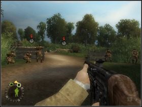 Przejdź przez zrobioną dziurę, przywołaj wszystkich swoich ludzi i ustaw żołnierzy tak jak widzisz na obrazku - za drenianymi płotkami. Nie bój się - Fryce z poprzedniego poletka raczej nie wpadną na to aby ruszyć za Tobą i zaskoczyć Cię od tyłu. Każ kompanom ostrzeliwać dwie grupki hitlerowców na wprost. Sam możesz obejść wroga z lewej lub prawej strony (z obu jest mniej więcej tak samo), wywalić dziury w blokujących Ci drogę żywopłotach (nie martw się o materiał wybuchowy, dżwigasz go chyba całe tony) i spróbować powystrzelać Szkopów albo obrzucić ich granatami. Jednak wydaje mi się, że najlepiej jest po prostu zostać razem z chłopakami i stąd zlikwidować Niemców, będzie Cię to kosztowało tyle samo wysiłku co atak z flanki (Szkopy są dobrze osłonięte). Po wyeliminowaniu faszystów kolej na walkę z transporterem opancerzonym. Próbowałem kilku sposobów ale najlepszy (najbezpieczniejszy dla Twoich kolegów) jest następujący. Zostaw ludżi za płotkami i ruszaj prosto drogą. - [Solucja] Rozdział 10 Hedgerow Hell cz.1 - Brothers in Arms: Earned in Blood - poradnik do gry