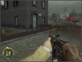 Powinieneś teraz wrócić do ludzi, których zostawiłeś na drodze przed stanowiskiem ckmu ( zabierając przy okazji z sobą tych, którzy chowali się za żywopłotem). Wszyscy razem ruszajcie prosto kilkanaście metrów i odszukajcie przejście po lewej - tędy prowadzi droga do obejścia z lewej strony placu na którym przed chwilą widziałeś nieprzyjaciół. Moim zdaniem tędy najlepiej jest się przebijać, atakowac. - [Solucja] Rozdział 12 The All Americans Part 1 cz.3 - Brothers in Arms: Earned in Blood - poradnik do gry