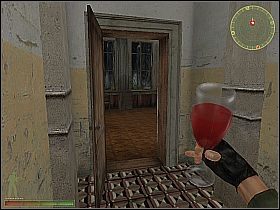 Po wstaniu z łóżka skieruj się do drzwi z lewej, zejdź po drewnianych schodach na dół i wyjdź na zewnątrz przez podwójne drzwi, znajdujące się za czerwoną płachtą - Misja 1 | USA | Vietcong 2 - Vietcong 2 - poradnik do gry