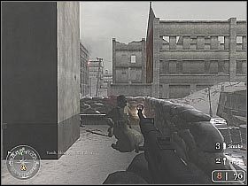 Zaczekaj na resztę drużyny, a następnie skieruj się do znajdującego obok nieoświetlonego pomieszczenia - Stalingrad City Hall (2) | Fortress Stalingrad | Misja Call of Duty 2 - Call of Duty 2 - poradnik do gry