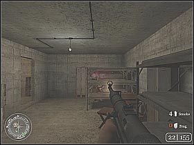 Po kilku chwilach dotrzesz do pomieszczenia z dokumentami, które powinieneś oczywiście podnieść (screen 1) - The Diversionary Raid (3) | The Battle of El Alamein | Misja Call of Duty 2 - Call of Duty 2 - poradnik do gry