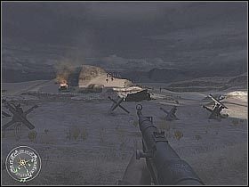 Także i teraz będziesz musiał liczyć się z rozrzuceniem kilku granatów dymnych, które skutecznie ograniczą Twoją widoczność (screen 1) - Hold the Line (2) | The Battle of El Alamein | Misja Call of Duty 2 - Call of Duty 2 - poradnik do gry