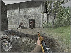 Jeśli chcesz możesz zaczekać aż koledzy z ekipy rozprawią się ze znajdującymi w szopie oponentami, bądź też dołączyć do walk (screen 1) - The Brigade Box (1) | The Battle for Caen | Misja Call of Duty 2 - Call of Duty 2 - poradnik do gry