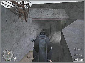 Podbiegnij teraz do przodu i BŁYSKAWICZNIE rozpraw się z operatorem drugiego CKM-u (screen 1) - The Battle of Pointe du Hoc (4) | D-Day | Misja Call of Duty 2 - Call of Duty 2 - poradnik do gry