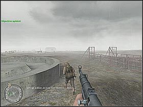 Po dotarciu do jednego z dział (screen 1) rozstaw się tak, aby móc skutecznie likwidować nadbiegających z niemal wszystkich stron wrogich żołnierzy - Defending the Pointe (2) | D-Day | Misja Call of Duty 2 - Call of Duty 2 - poradnik do gry